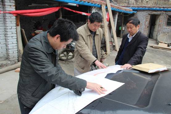 D:My DocumentsMy Pictures照片 5月11日隊(duì)長在檢查老李玉石峪硐子時(shí)特別強(qiáng)調(diào)要加強(qiáng)安全管理管理工作照片 062.jpg